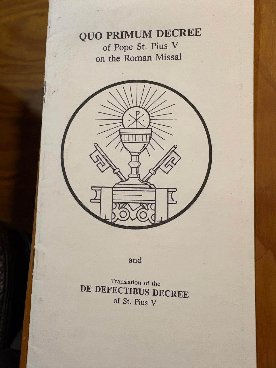QUO PRIMUM DECREE OF POPE ST. PIUS V ON THE ROMAN MISSAL. COPYRIGHT 1986. - A GENTLY USED BOOKLET IN GOOD CONDITION WITH SOME UNDERLININGS.