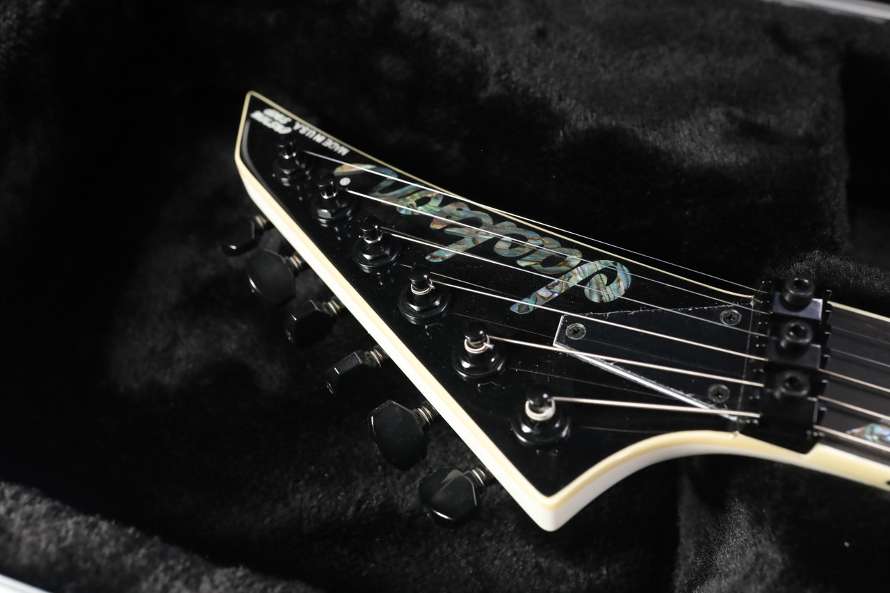 Jackson Custom Shop Warrior JCS WR 2H FR Snow White with Black