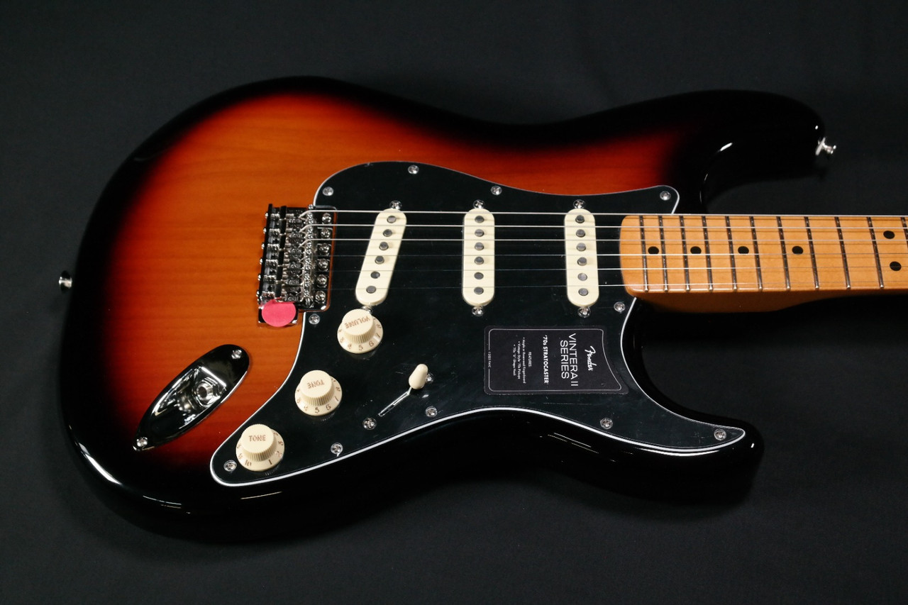 Fender Vintera II 70s Stratocaster, Maple Fingerboard, 3-Color Sunburst 542