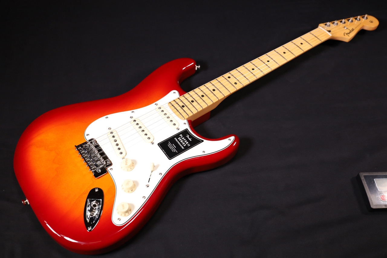 ほぼ新品フェンダーFender Stratocaster CherryBurst Fender Player II Stratocaster Maple Fingerboard Aged Cherry