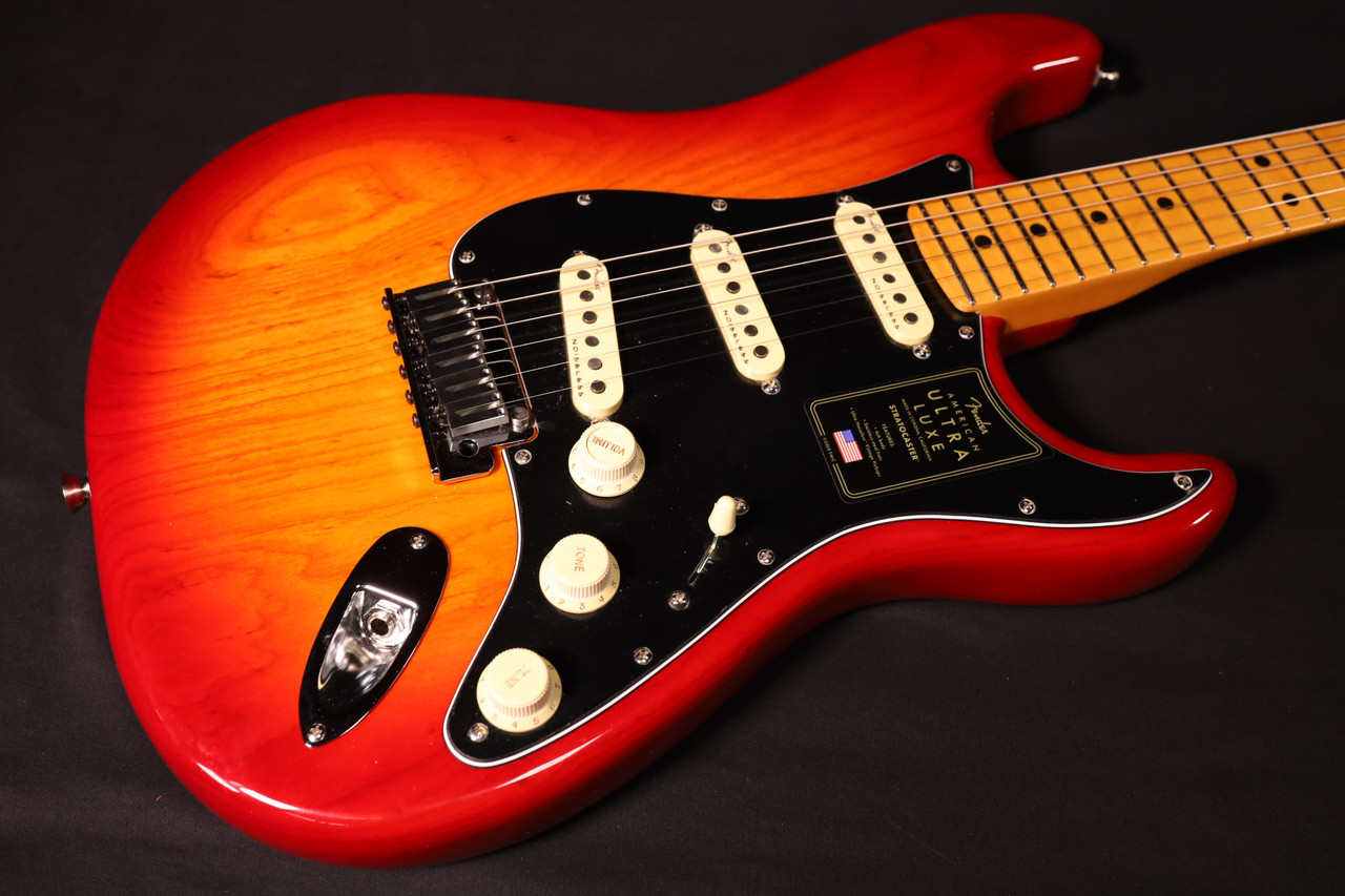 Fender American Ultra Luxe Stratocaster Maple Fingerboard, Plasma