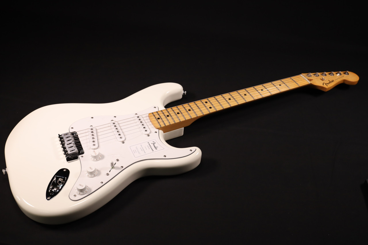 Fender Standard Stratocaster Maple Fingerboard White Pickguard
