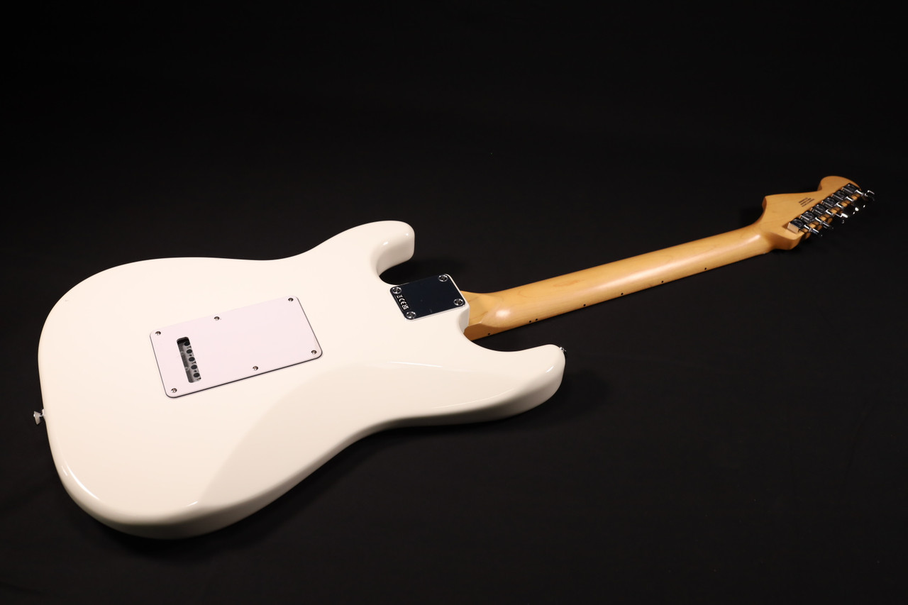 Fender Standard Stratocaster Maple Fingerboard White Pickguard