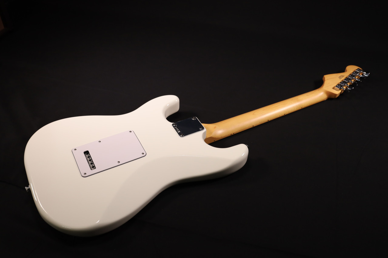 Fender Standard Stratocaster Maple Fingerboard White Pickguard