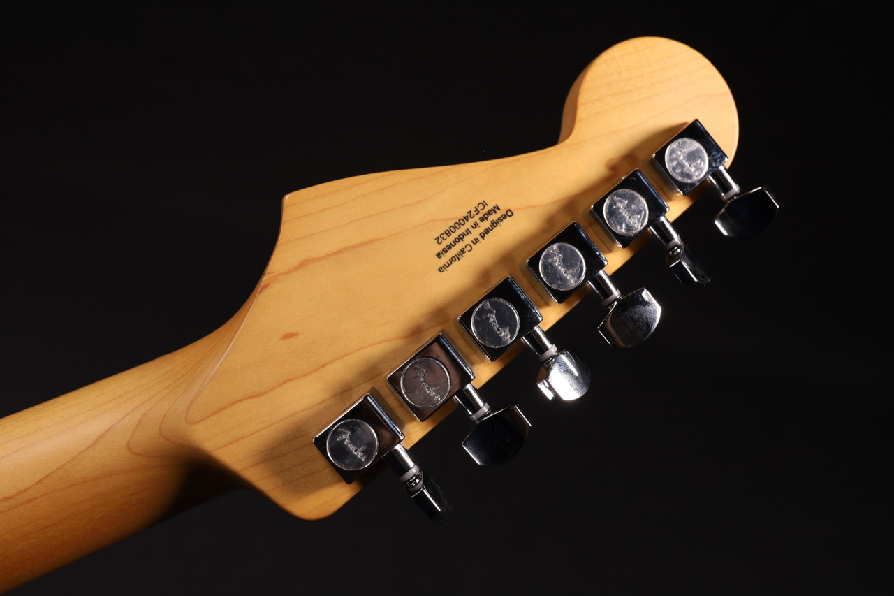 Fender Standard Stratocaster Maple Fingerboard White Pickguard