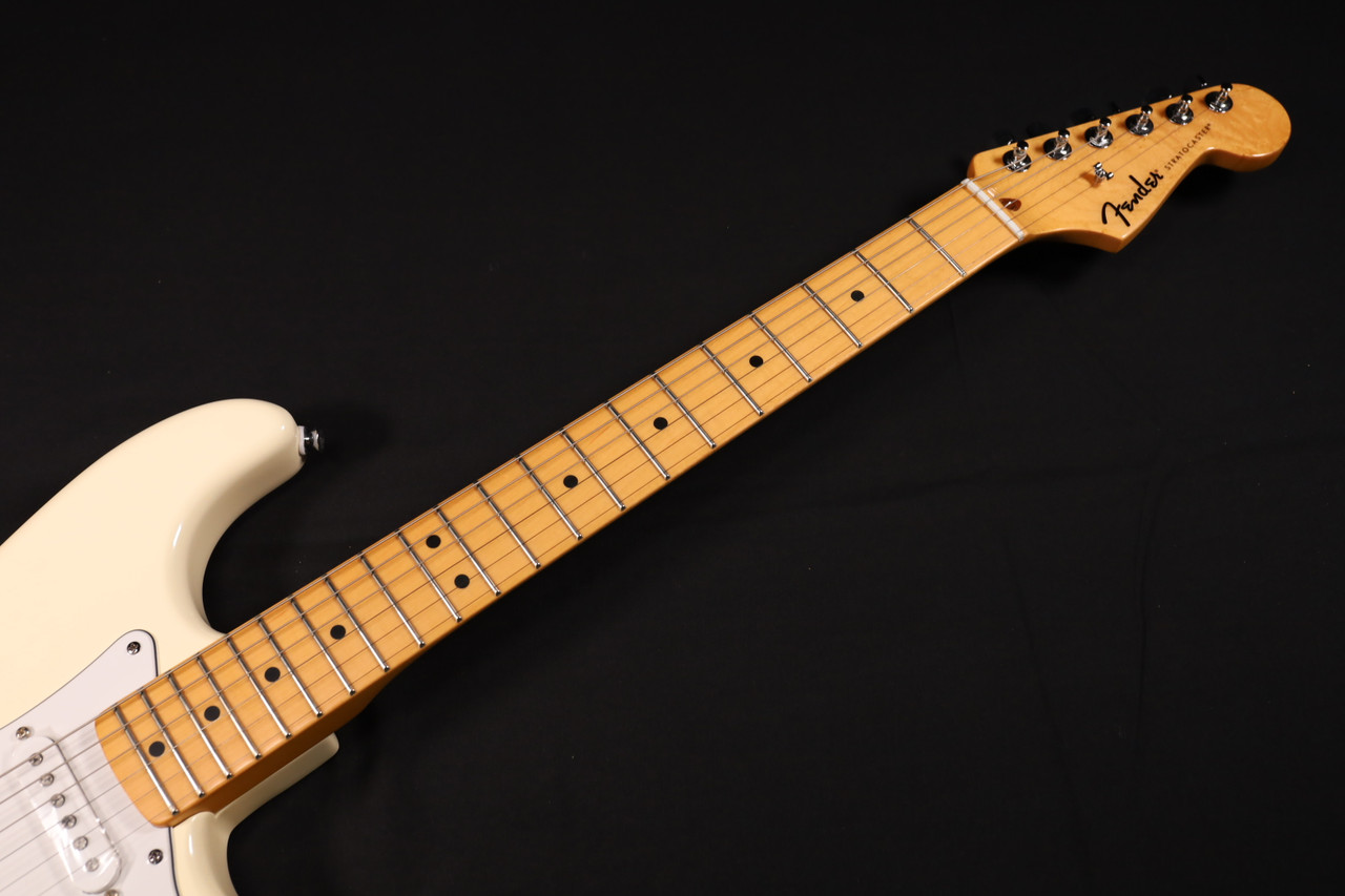 Fender Standard Stratocaster Maple Fingerboard White Pickguard