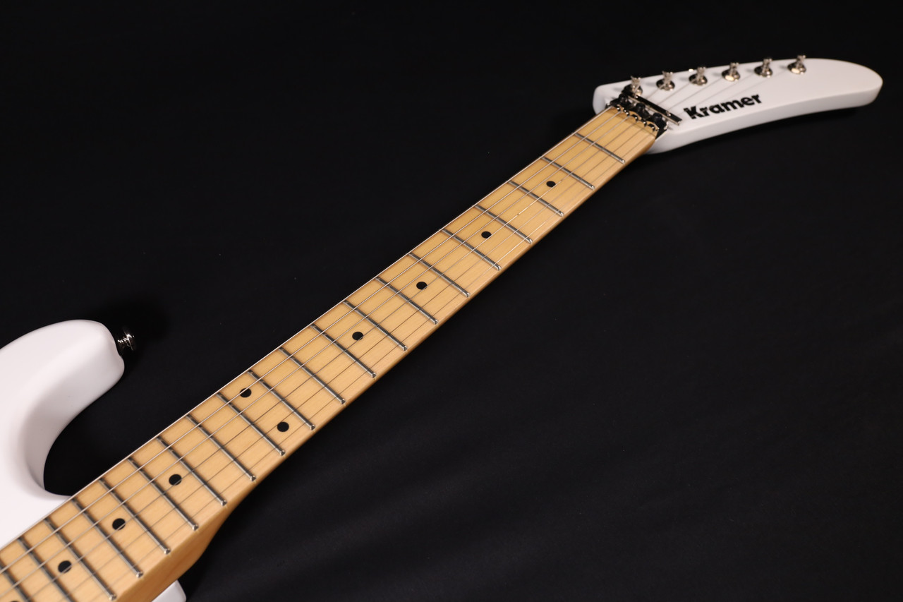 Kramer The 84 (Incl. Premium Gig Bag) ICON Angel White Satin