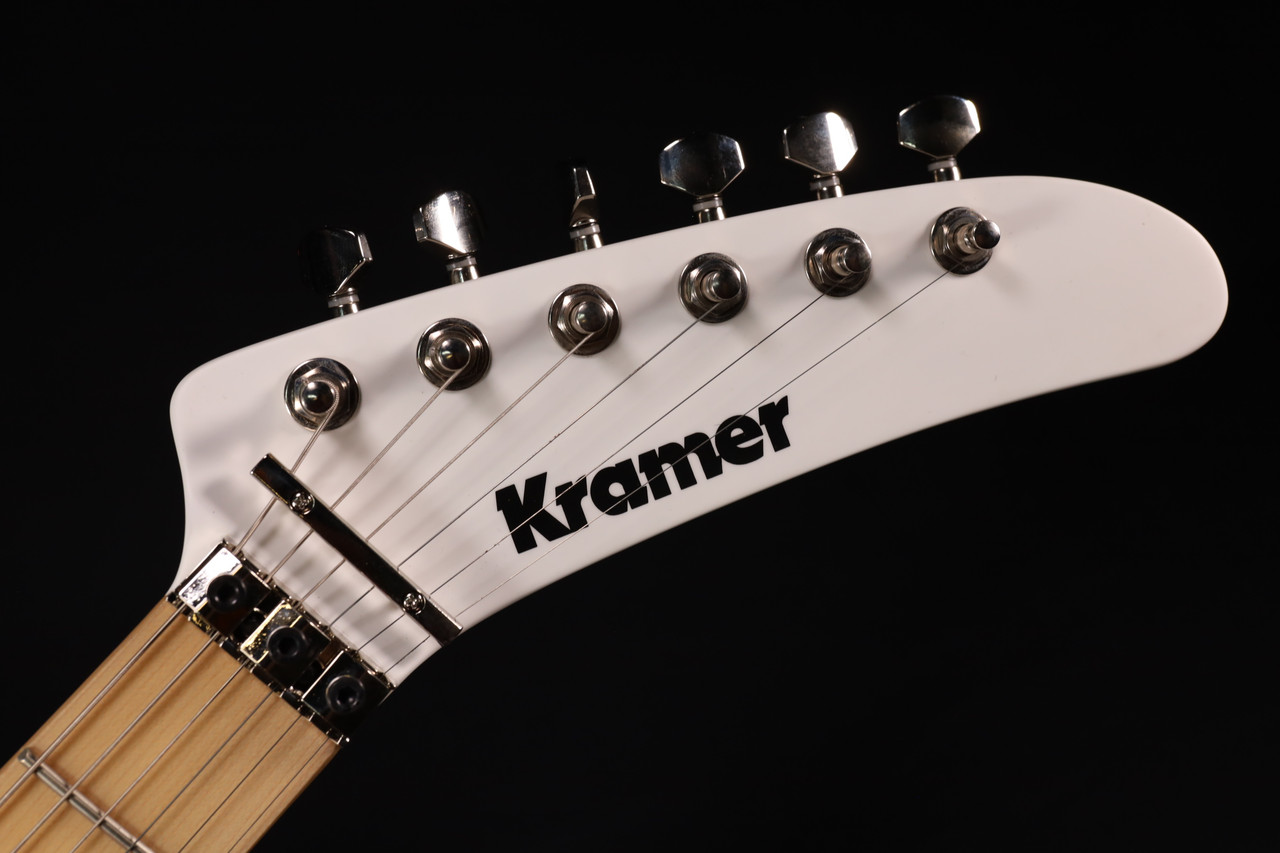 Kramer The 84 (Incl. Premium Gig Bag) ICON Angel White Satin