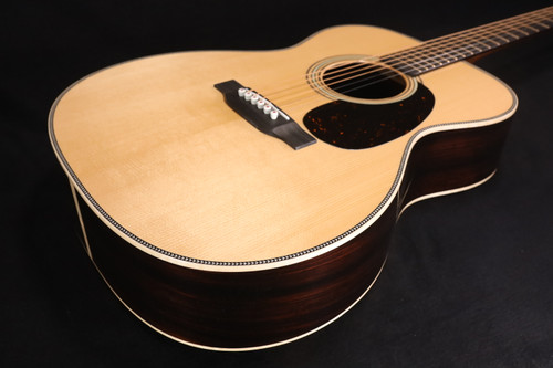 Martin Guitar 000-28 Modern Deluxe Acoustic Guitar with Hardshell Gig Case 900