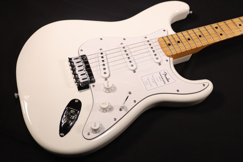 Fender Standard Stratocaster Maple Fingerboard White Pickguard