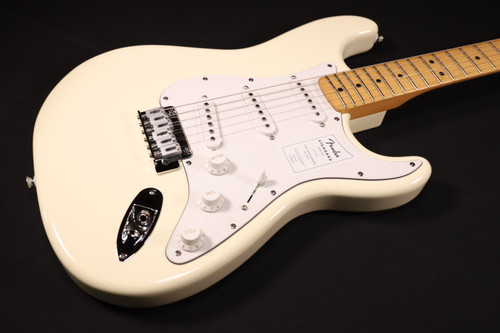 Fender Standard Stratocaster Maple Fingerboard White Pickguard