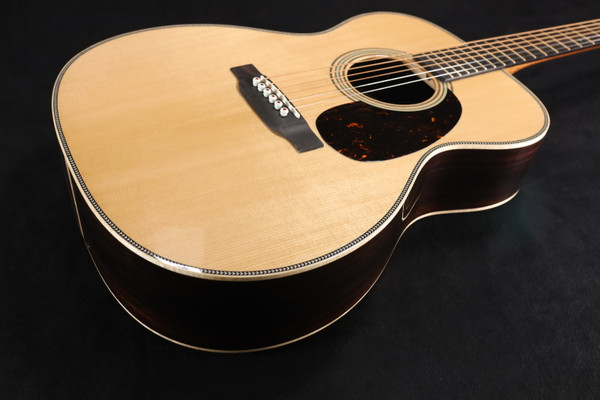 Martin Guitar 000-28 Modern Deluxe Acoustic Guitar with Hardshell Gig Case 478