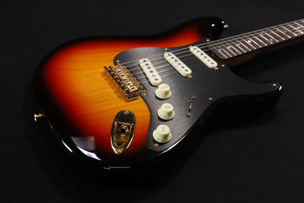 Fender Custom Shop American Custom Stratocaster NOS, 3A Rosewood Fingerboard, 3-Color Sunburst USED 046