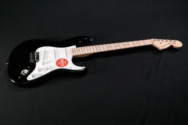 Squier Affinity Series Stratocaster - Maple Fingerboard - White Pickguard - Black 597