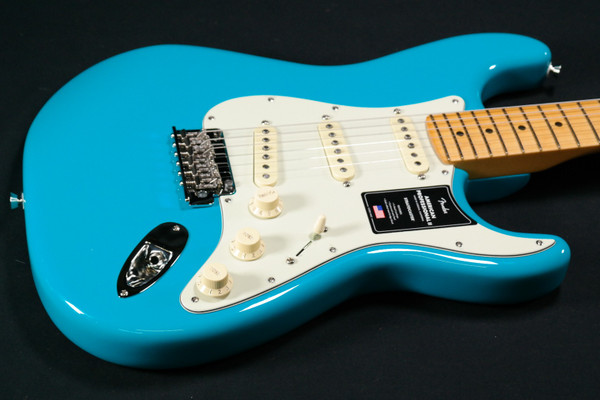 Fender American Professional II Stratocaster - Maple Fingerboard - Miami Blue - 129