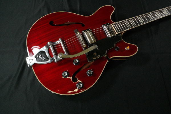 Guild Starfire V -  Newark Double-Cut Semi-Hollow w/tremolo - Cherry Red 747