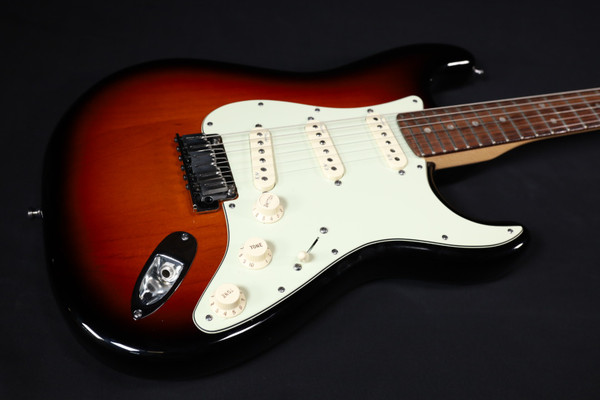  Fender American Deluxe Stratocaster, Rosewood Fingerboard, 3-Color Sunburst USED 800