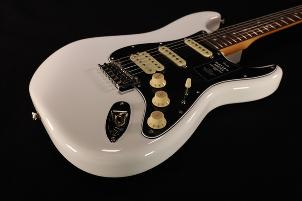 Fender Player II Stratocaster HSS Rosewood Fingerboard Polar White 230 Fender Player II Stratocaster HSS Rosewood Fingerboard Polar White 230