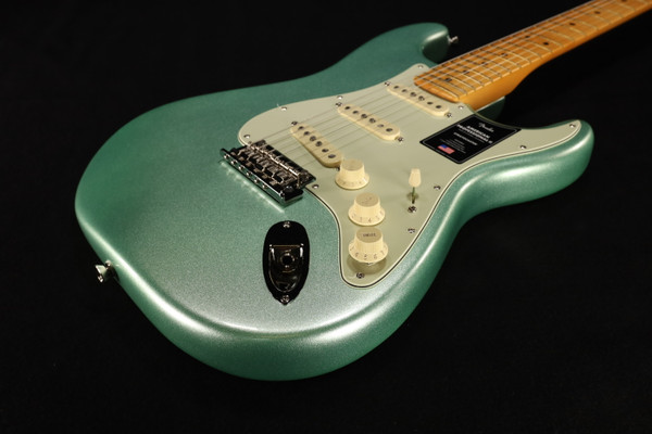 Fender American Professional II Stratocaster Maple Fingerboard Mystic Surf Green 010