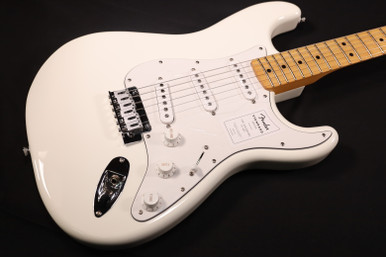 Fender Standard Stratocaster Maple Fingerboard White Pickguard