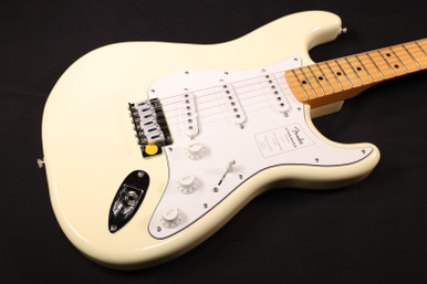 Fender Standard Stratocaster Maple Fingerboard White Pickguard