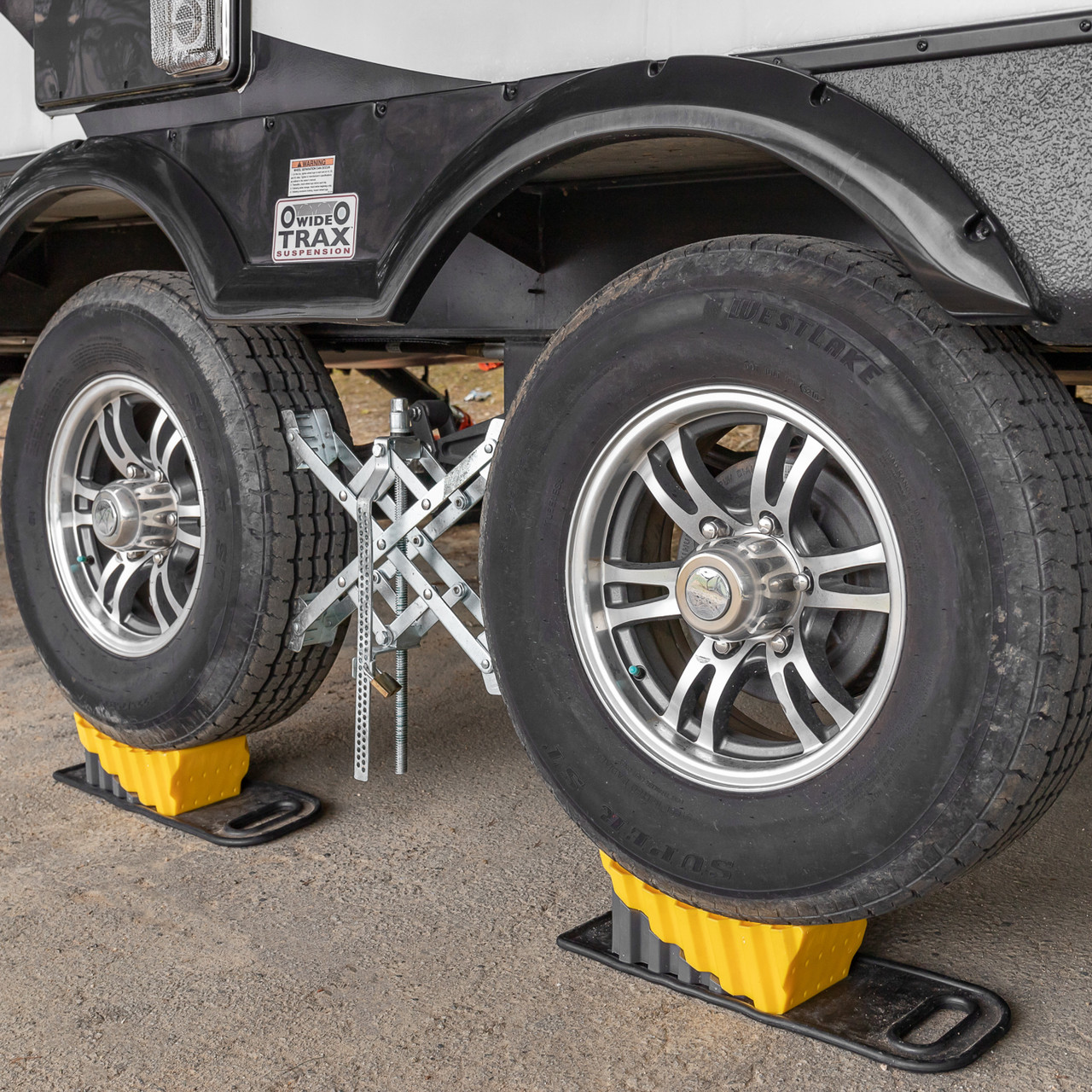 Camco Curved Leveler and Chock, 2Pack 44425 Camco Dealer