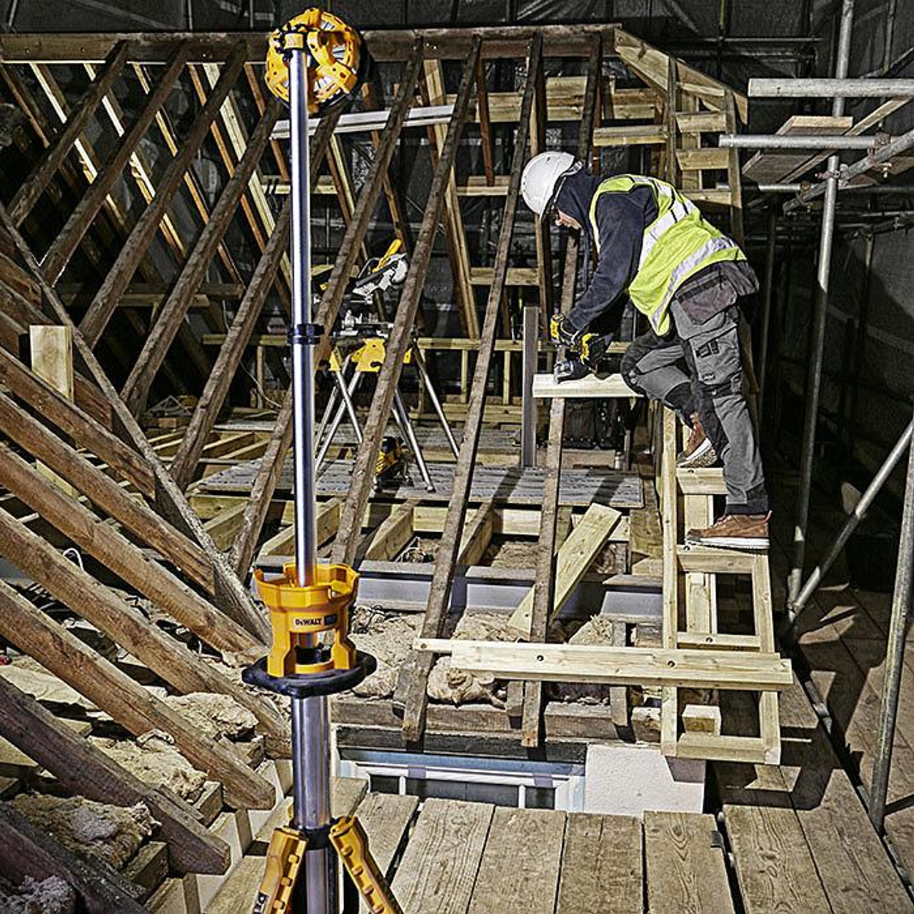 DeWalt XR 18v Tripod Work Light Lamp LED DCL079 with charger and 5.0ah Battery