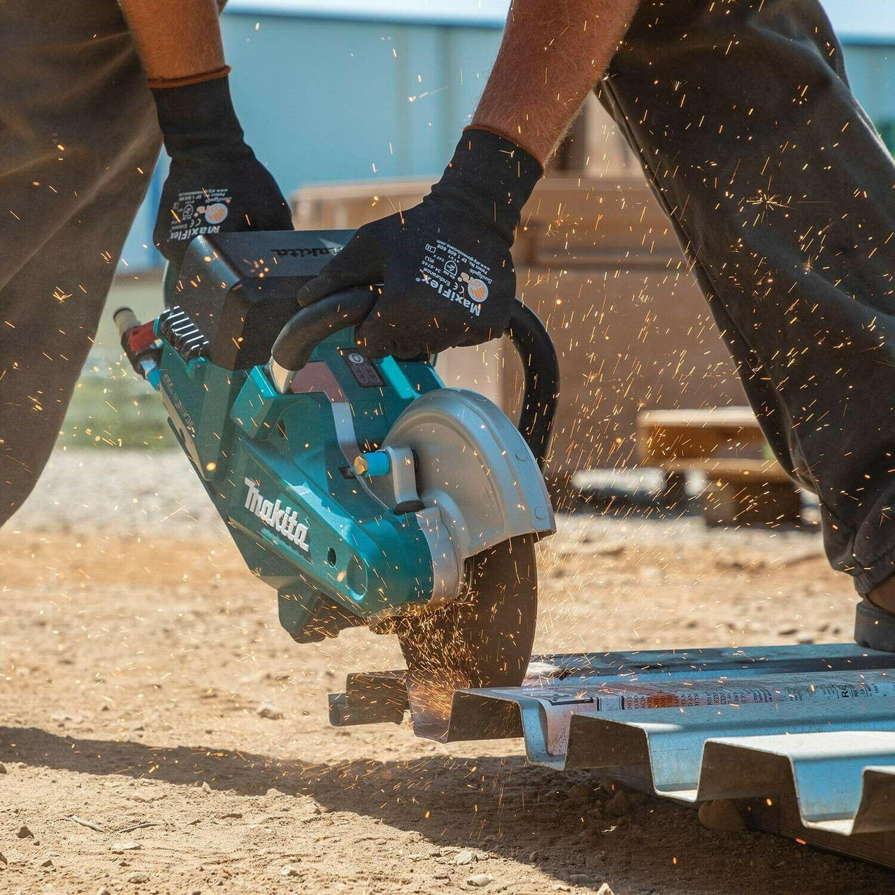 Makita DCE090T2X1 Twin 18v / 36v 9" Cordless Brushless Disc Cutter Saw - 2 X 5.0AH