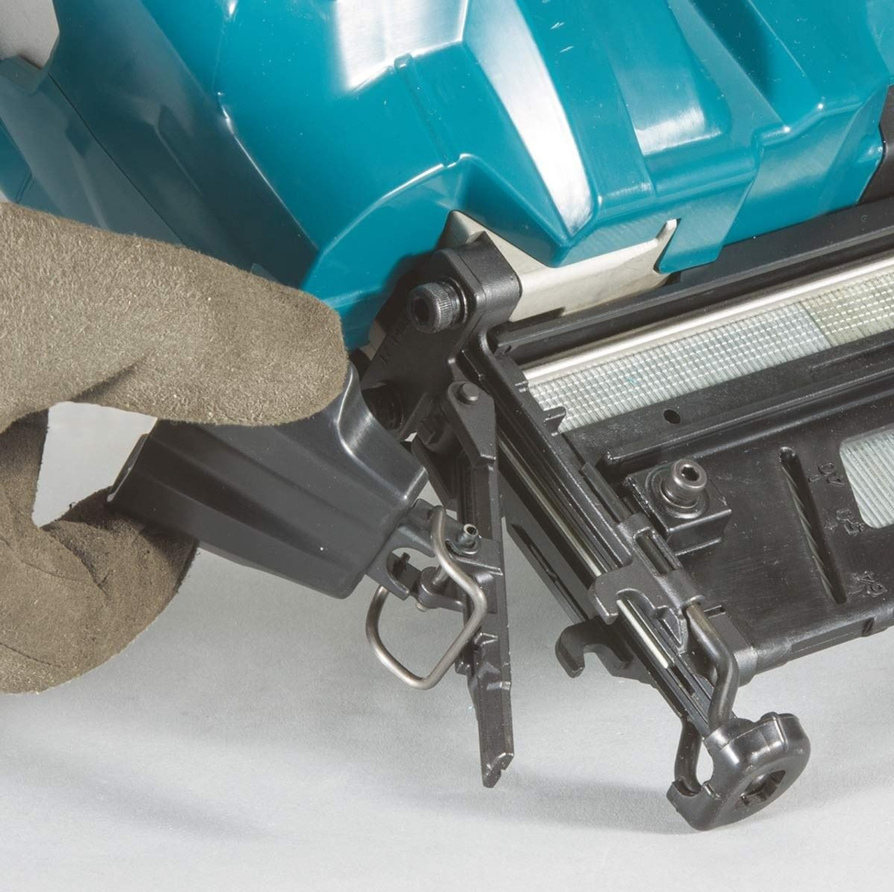 Makita DBN600 RTJ 18V LXT 16G Finishing Nailer in Makpac w/ 5Ah Batteries