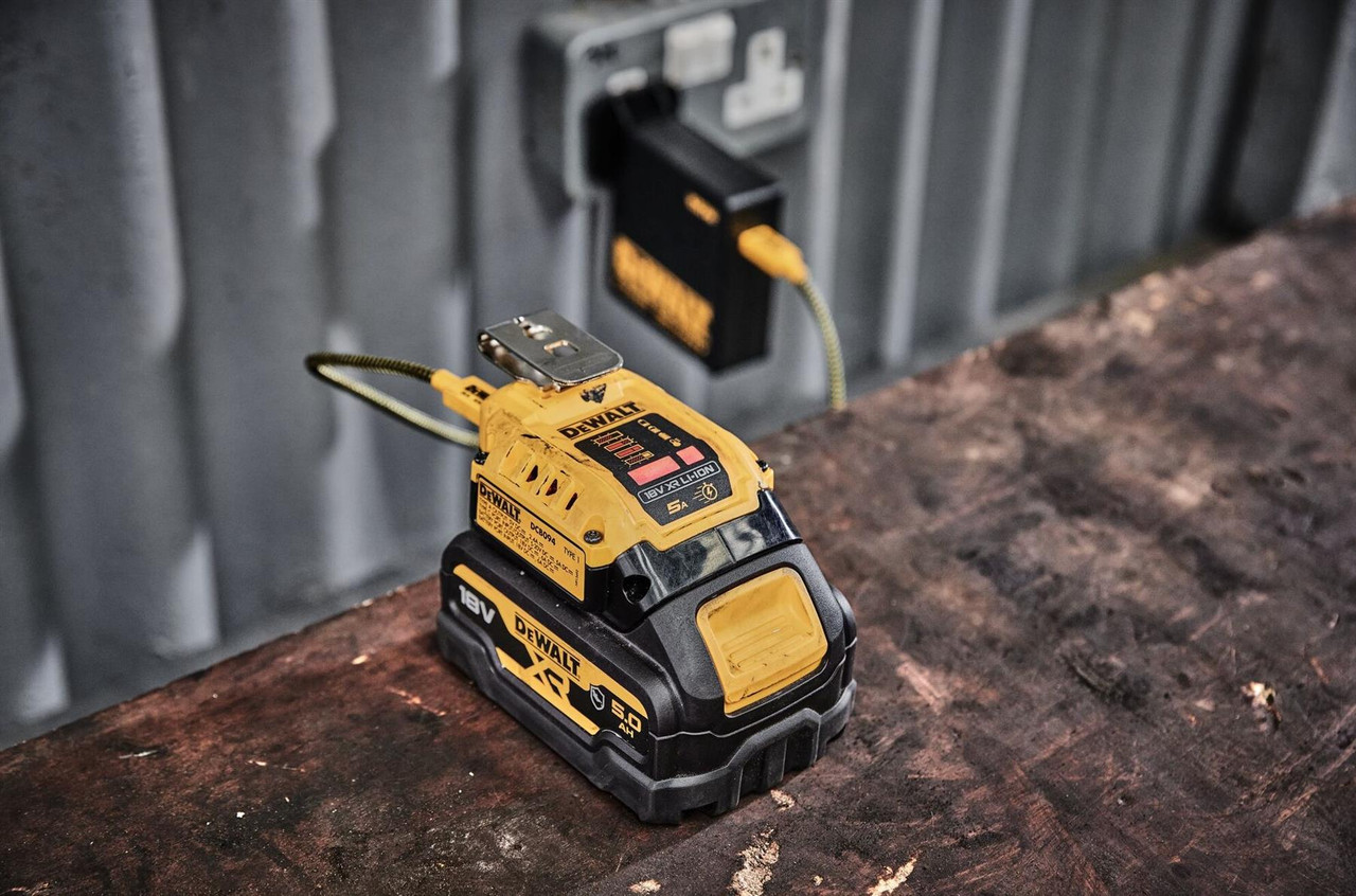 Dewalt 5A USB 2-Way Power Delivery Charging Kit 18V XR DCB094K
