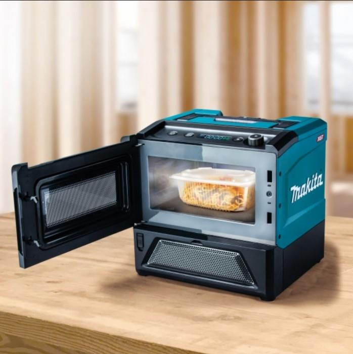 MAKITA MW001G 40v/240v XGT Microwave + Batteries & Charger