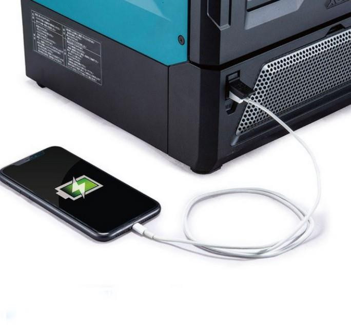 MAKITA MW001G 40v/240v XGT Microwave + Batteries & Charger