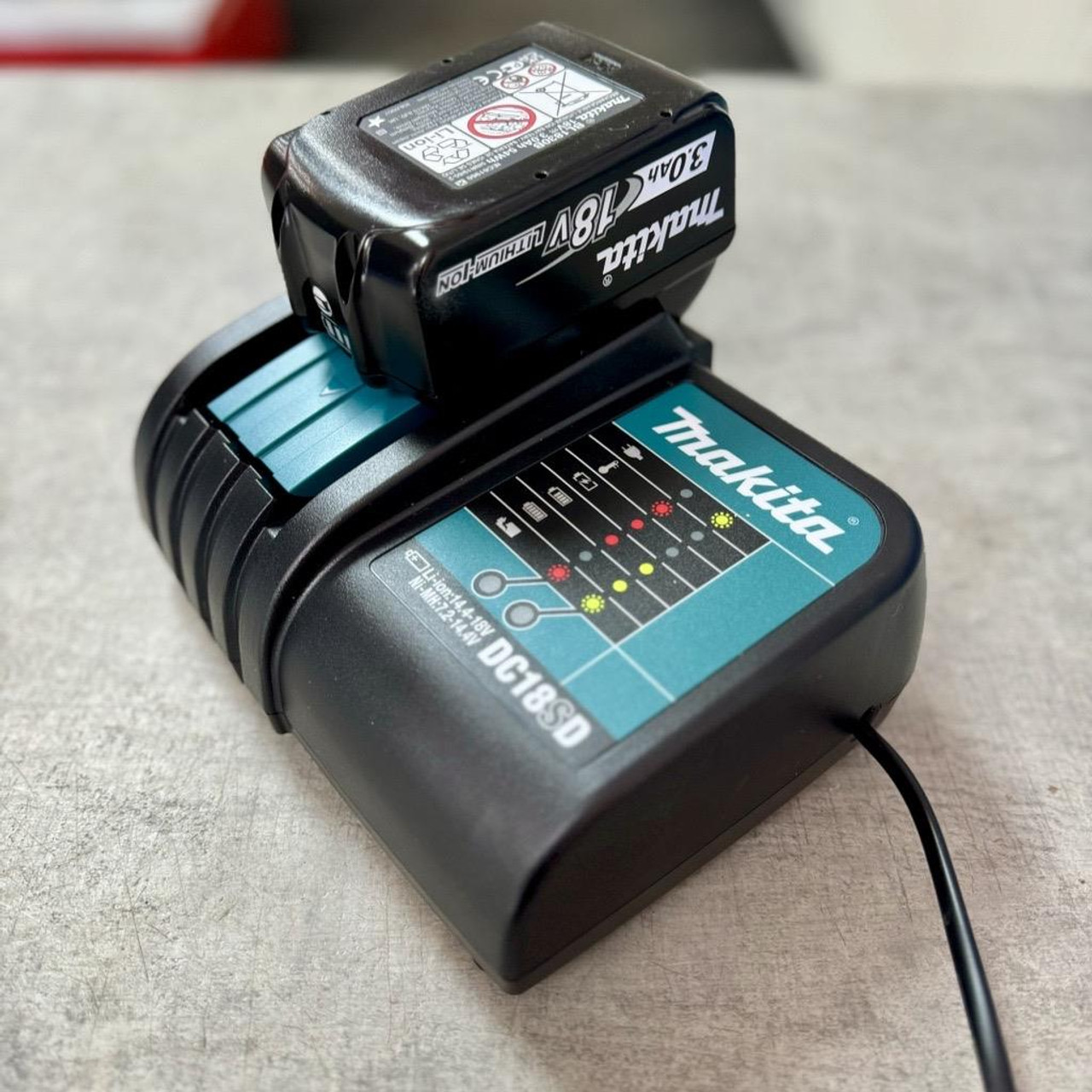 Makita DC18SD 240v Fast Charger With BL1830B 3.0ah Li-Ion Battery