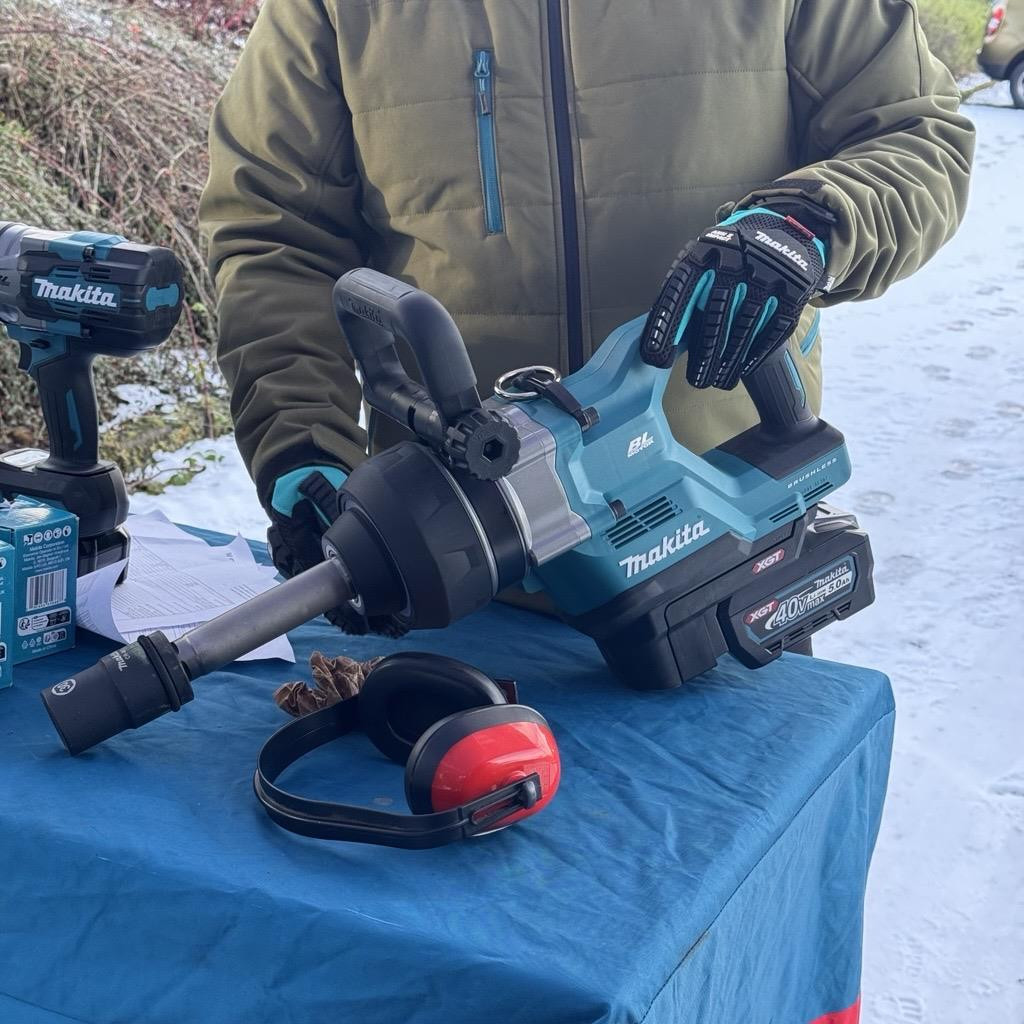 Makita Impact Wrench TW010GZ01 40V XGT® D-Handle + Case (Body Only)