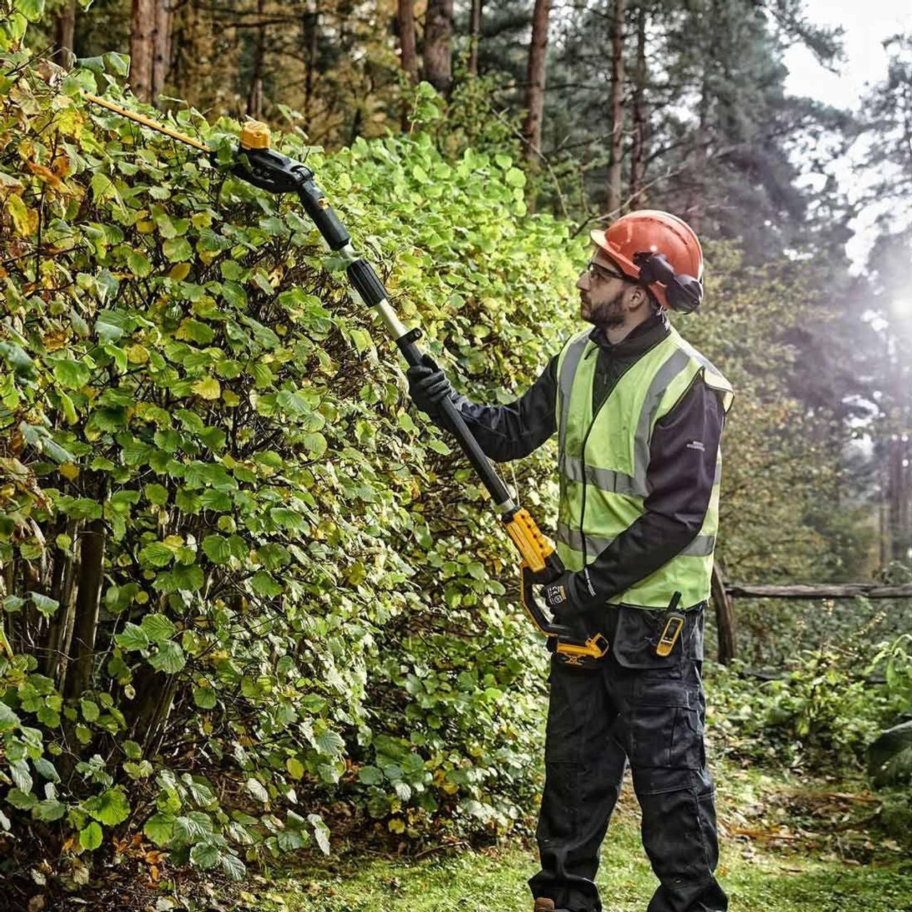 DeWalt DCMPH566P1-GB 18V XR Brushless Pole Hedge Trimmer - 1 x 5Ah