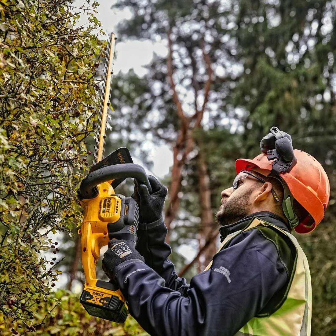 DeWalt DCMHT562P1-GB 18V XR Hedge Trimmer With 1 x 5Ah Battery