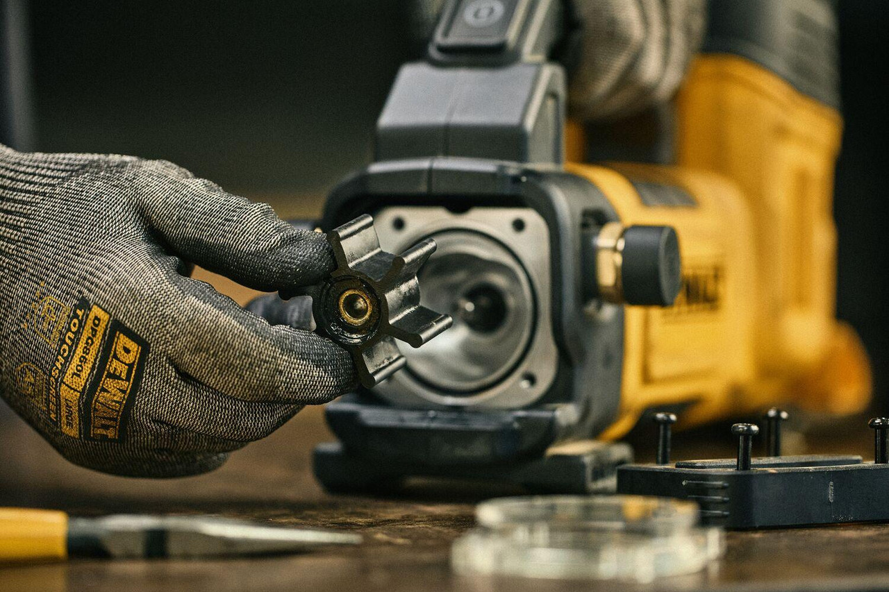 DeWALT DCE050N-XJ 18V XR Brushless Transfer Pump – Bare Unit (38 L/min, IPX4)