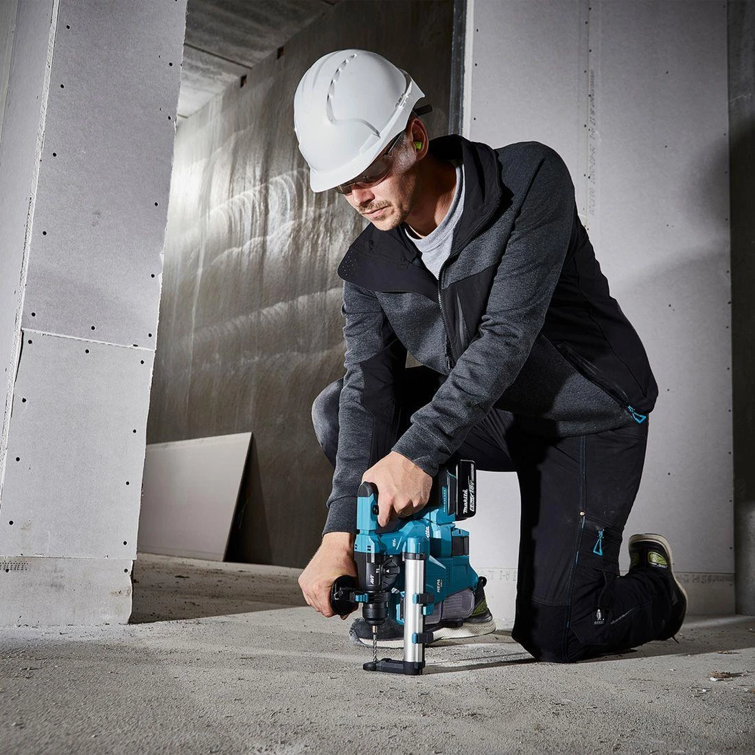 Makita DHR183Z 18V LXT Brushless SDS Plus Rotary Hammer 18mm with DX16 HEPA Dust Extractor - Body Only