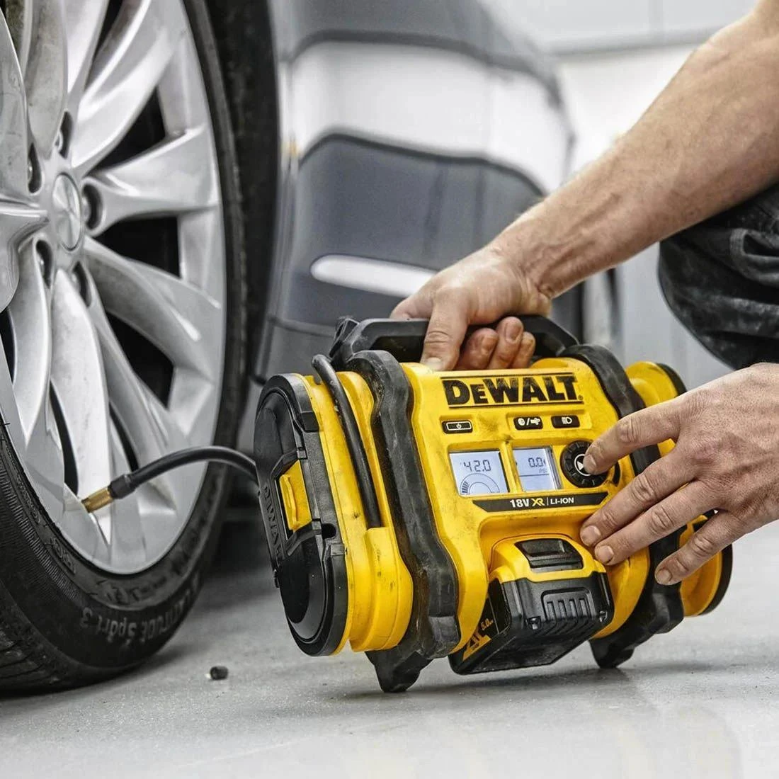 DeWalt DCC018N-XJ 18V XR Cordless Tyre Inflator – Body Only