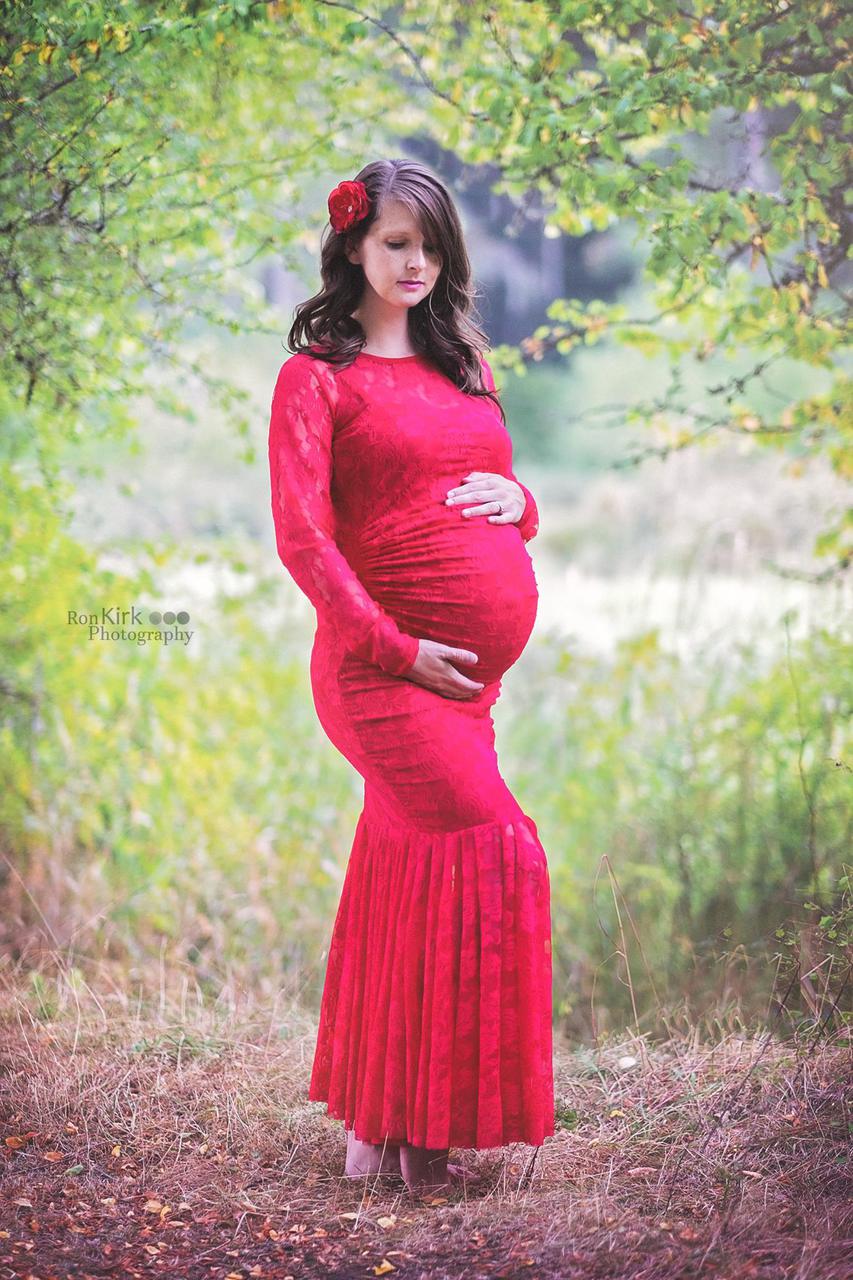 Dreamy Maternity Photos in the Snow |Red Is A Classic Contrast