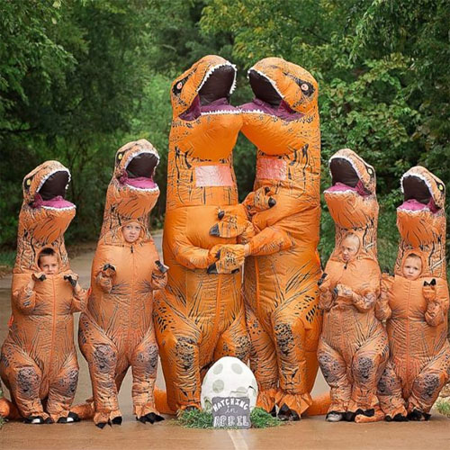 Famille en costume gonflables de T-rex oranges 