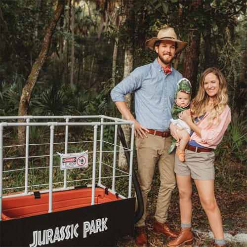 Famille déguisée en personnages de Jurassic Park