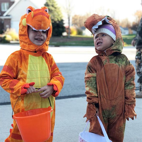 Costume des enfants déguisés en dinosaures de Petit-Pied le Dinosaure