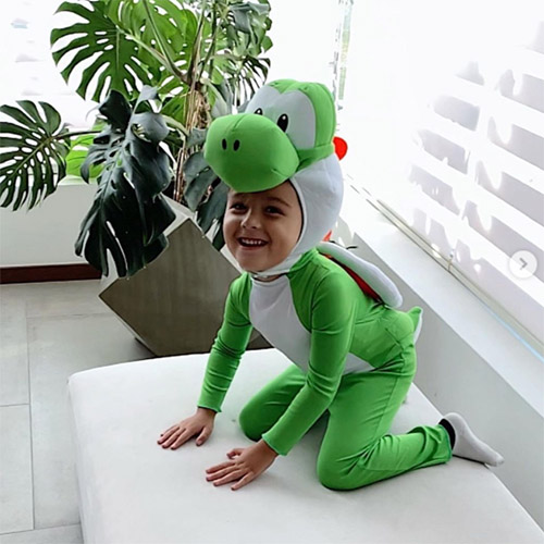 Enfant déguisé en Yoshi de Nintendo