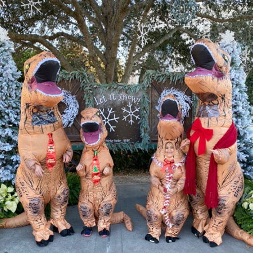  Famille en costume gonflable de dinosaure T-Rex