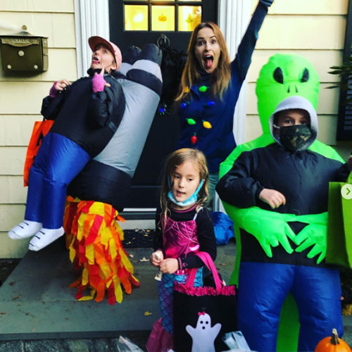 Famille en jetpack et costume gonflable extraterrestre