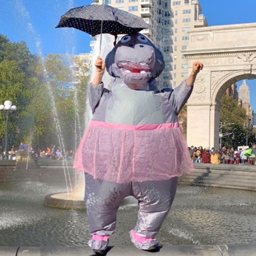  Costume gonflable d'hippopotame gris en robe à la fontaine