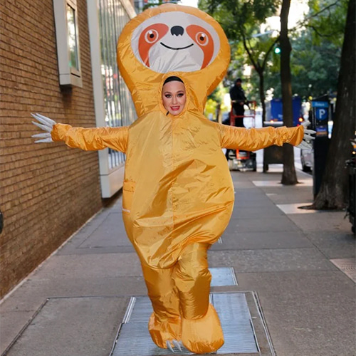  Katy Perry en Costume de Paresseux Gonflable