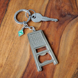 Schlüssel mit Flaschenöffneranhänger und Raute