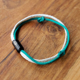 Grün-weißes Armband Bracenet auf Holz